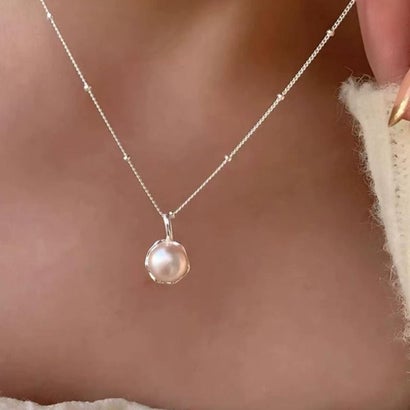 首元にさりげない華やかさを添える、華奢パールネックレス レディース パール 真珠風 チェーン 華奢 シルバー 上品 きれいめ シンプル フェミニン 大人 華やか お呼ばれ アクセサリー ギフト （ストーン）｜詳細画像