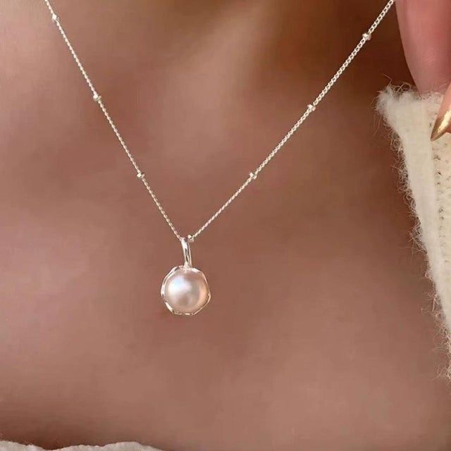 首元にさりげない華やかさを添える、華奢パールネックレス レディース パール 真珠風 チェーン 華奢 シルバー 上品 きれいめ シンプル フェミニン 大人 華やか お呼ばれ アクセサリー ギフト （ストーン）
