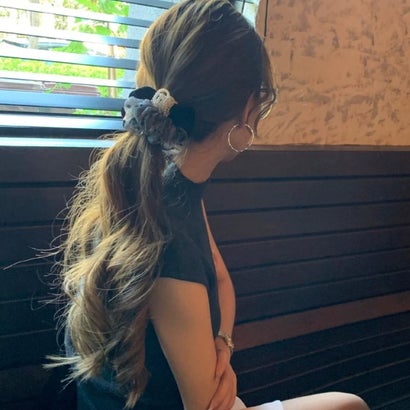 異素材ミックスが可愛い、ボリュームシュシュ レディース パール ベロア シアー 異素材 ヘアアクセサリー ヘアゴム まとめ髪 きれいめ ガーリー フェミニン 韓国 Y2K ブラック レッド 秋服 冬服 （ブラック）｜詳細画像