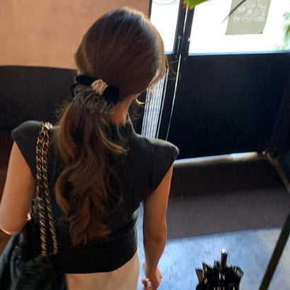異素材ミックスが可愛い、ボリュームシュシュ レディース パール ベロア シアー 異素材 ヘアアクセサリー ヘアゴム まとめ髪 きれいめ ガーリー フェミニン 韓国 Y2K ブラック レッド 秋服 冬服 （ブラック）｜詳細画像