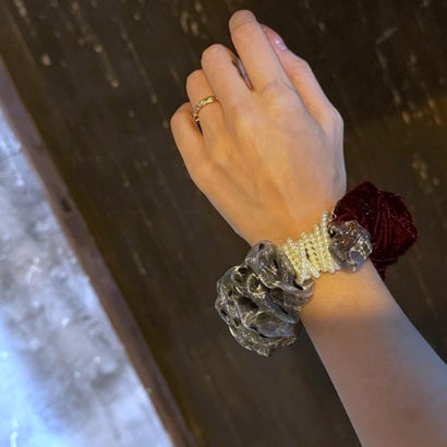 異素材ミックスが可愛い、ボリュームシュシュ レディース パール ベロア シアー 異素材 ヘアアクセサリー ヘアゴム まとめ髪 きれいめ ガーリー フェミニン 韓国 Y2K ブラック レッド 秋服 冬服 （ブラック）｜詳細画像