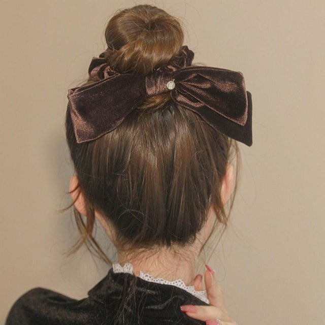 大人可愛く使える、ベロアリボンヘアゴム シュシュ レディース リボンシュシュ ベロア ベルベット リボン 大きめリボン ヘアアクセサリー ボリューム きれいめ ガーリー フェミニン 韓国 Y2K （ブラウン）