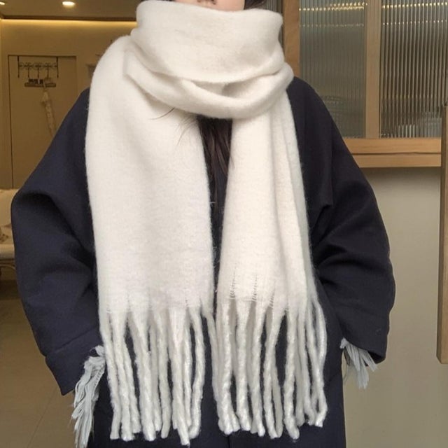 やさしいパステルカラーで冬コーデを彩る、大判マフラー レディース 大判マフラー 大判ストール パステルカラー フリンジ 太フリンジ ボリューム ふわふわ 柔らかい 暖かい 防寒 肩掛け ひざ掛け 秋 （ホワイト）