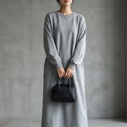 一枚でラクに着られる、ゆったりロングング丈スウェットワンピース レディース スウェット ロング丈 マキシ丈 長袖 ゆったり オーバーサイズ ポケット付き レイヤード 部屋着 ワンマイルウェア （ベージュ）｜詳細画像