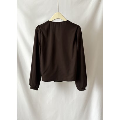 すっきりシルエットが魅力の、きれいめVネックウエストリボンブラウス レディース Vネック くるみボタン 長袖 タイト きれいめ フェミニン 上品 オフィス 通勤 秋 春 ウエストマーク 大人可愛い （ブラウン）｜詳細画像