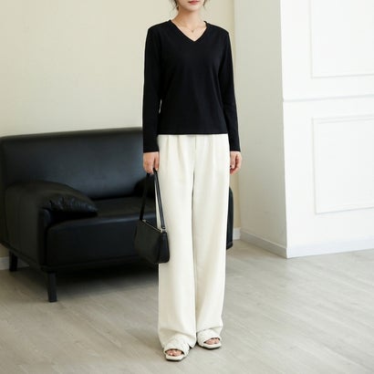 すっきりVネックで着回しやすい、ベーシック長袖Tシャツ レディース 長袖 Vネック カットソー トップス シンプル ベーシック インナー レイヤード 無地 きれいめ カジュアル 通勤 春 秋 冬 （ブラック）｜詳細画像