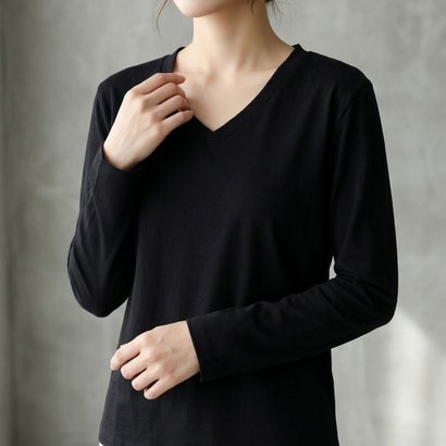 すっきりVネックで着回しやすい、ベーシック長袖Tシャツ レディース 長袖 Vネック カットソー トップス シンプル ベーシック インナー レイヤード 無地 きれいめ カジュアル 通勤 春 秋 冬 （ブラック）｜詳細画像