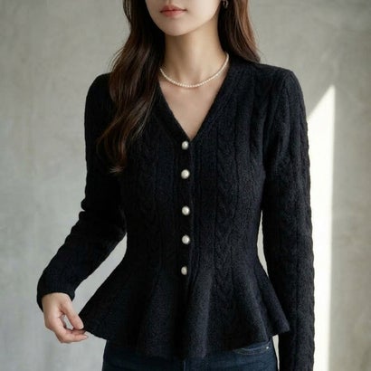 パールボタン×ペプラムが女性らしい、長袖カーディガン レディース ニット パールボタン ペプラム ケーブル編み 長袖 きれいめ フェミニン 通勤 オフィス 上品 秋服 冬服 大人可愛い 韓国 トップス （レッド）｜詳細画像