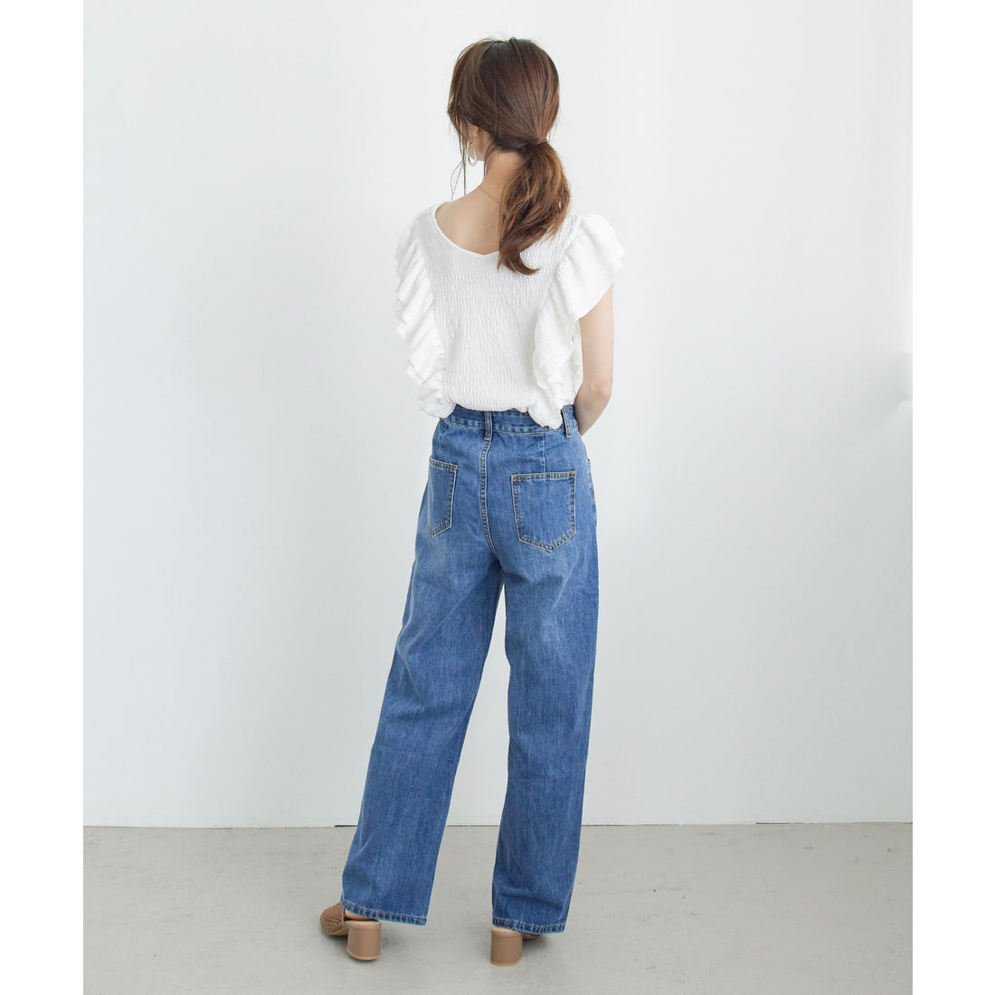 ファッションレター Fashion Letter 華奢魅せ、フリルを纏う。Vネック