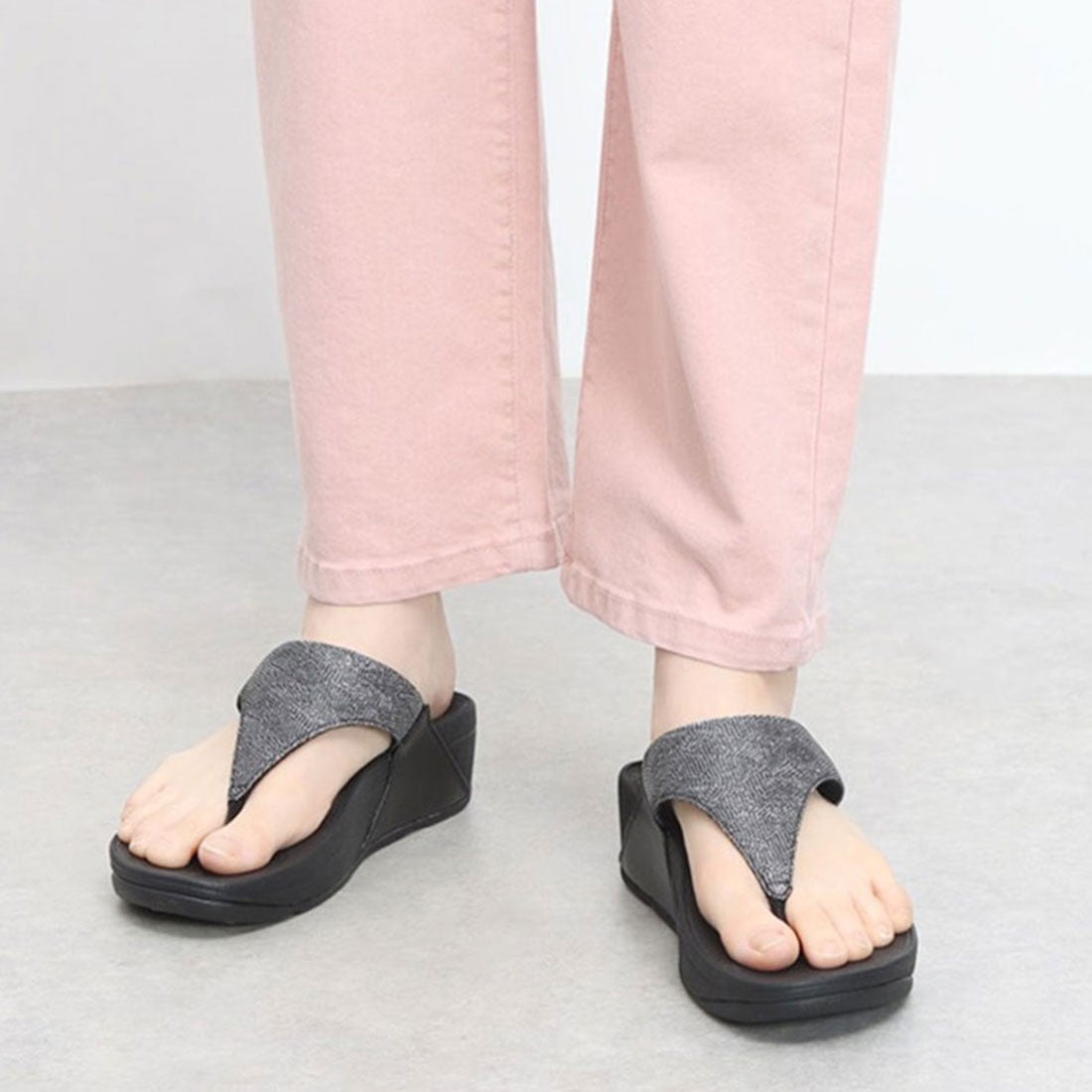 LULU GLITZ TOE-POST SANDALS （All Black） -fitflop公式オンラインストア