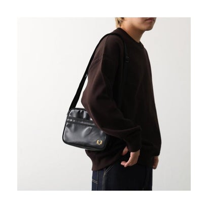FRED PERRY ショルダーバッグ Tonal Mini Shoulder Bag L2169 （774/BLACK-GOLD/ブラック）｜詳細画像