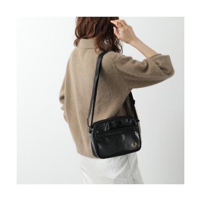 FRED PERRY ショルダーバッグ Tonal Mini Shoulder Bag L2169 （774/BLACK-GOLD/ブラック）｜詳細画像