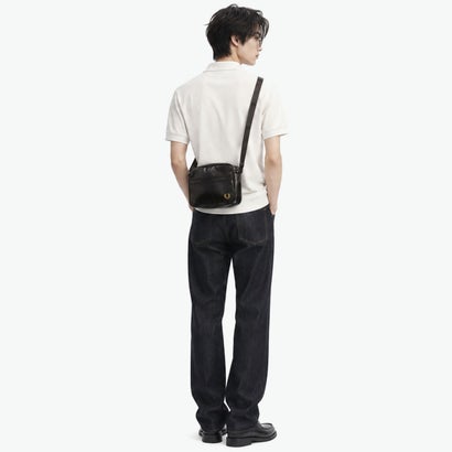 フレッドペリー FRED PERRY ショルダーバッグ ブランド ミニ コンパクト 小さめ 斜めがけ ヨコ 横 シンプル おしゃれ トラベル ミニショルダー 2L Tonal Classic Mini Shoulder Bag L2169 （BLACK×GOLD）｜詳細画像