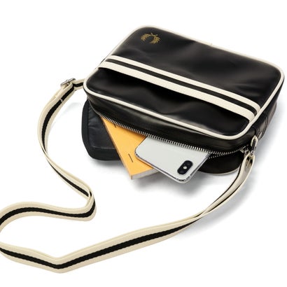 フレッドペリー FRED PERRY ショルダーバッグ ミニショルダー 横型 斜めがけ ミニサイズ バッグ ミニバッグ ブランド 軽量 コンパクト ポシェット 2L A5 Classic Mini Shoulder Bag L2168 （NAVY×ECRU）｜詳細画像