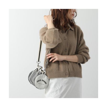 FRED PERRY ショルダーバッグ CLASSIC MINI BARREL BAG L9256 （D57/BLACK-ECRU/ブラック）｜詳細画像