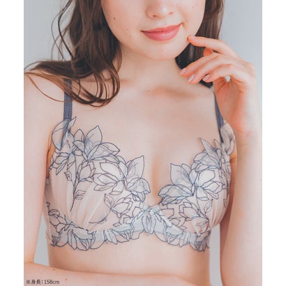 軽やかに揺れるチュールフラワー安定感◎のすっきりバストメイク 「ノーブルティアラブラ002 ブラジャー（ワイヤー有り）」 ブラジャー （ベージュ）｜詳細画像