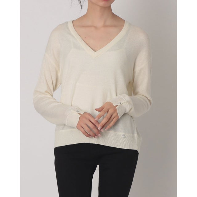 Vネックニット （OFF WHITE）