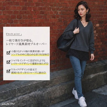 ドット柄フェイクレイヤードVネックプルオーバー （チャコール）｜詳細画像
