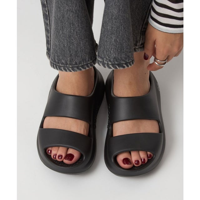 ＜OOFOS＞OOyea サンダル （BLACK）