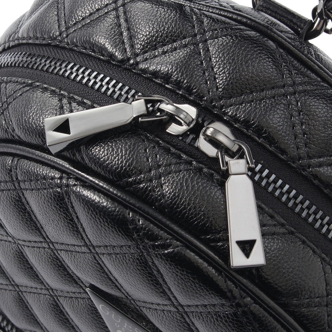 ゲス GUESS CESSILY Quilted Metallic Backpack （BLACK）