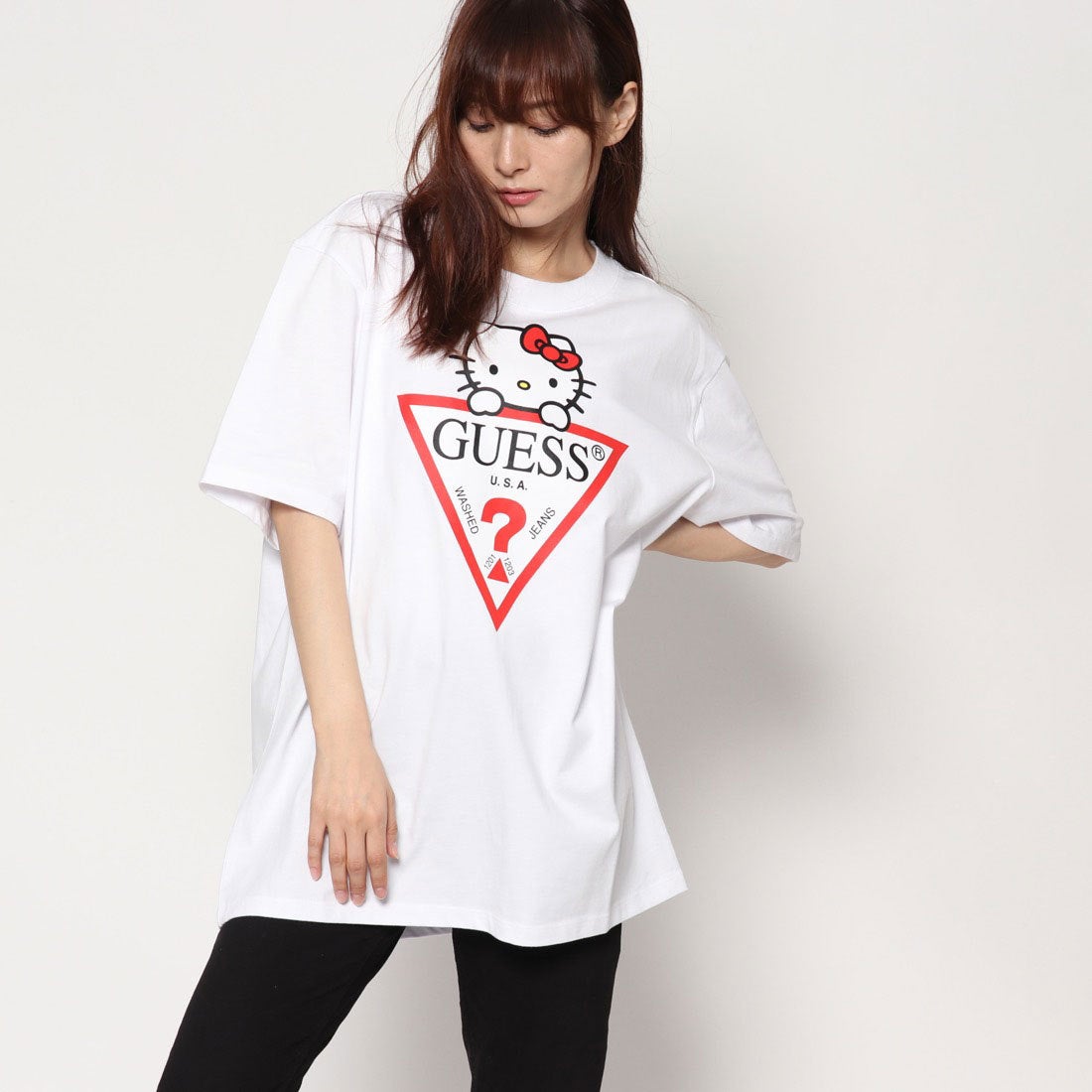 GUESS x Hello Kitty TRIANGLE LOGO TEE （WHITE） (ゲス × ハローキティ トライアングルロゴTシャツ)