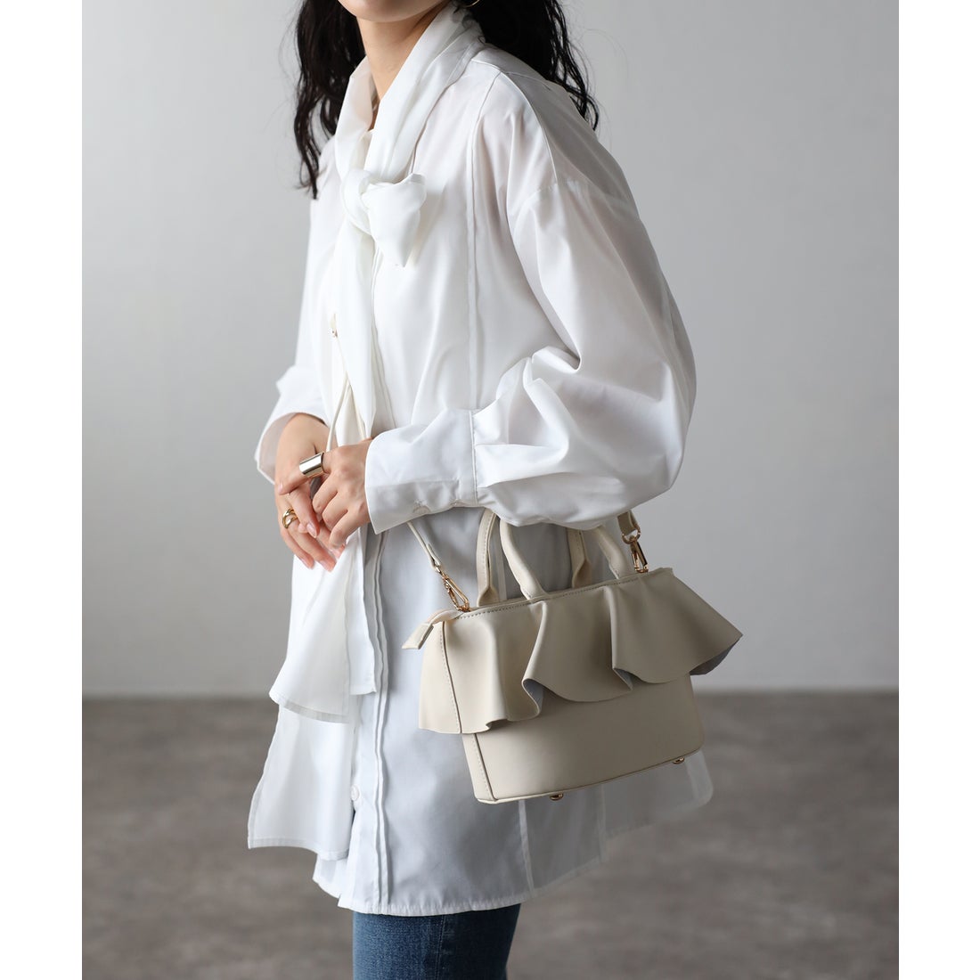 グッシオ GUSCIO 牛革フリル2WAYショルダーバッグ （IVORY 