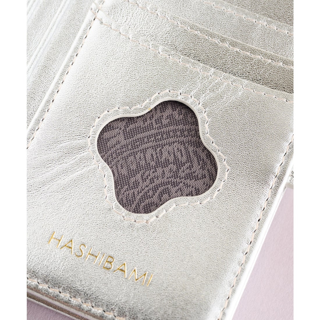 ハシバミ HASHIBAMI フラワーバックル 二つ折り財布 （シルバー