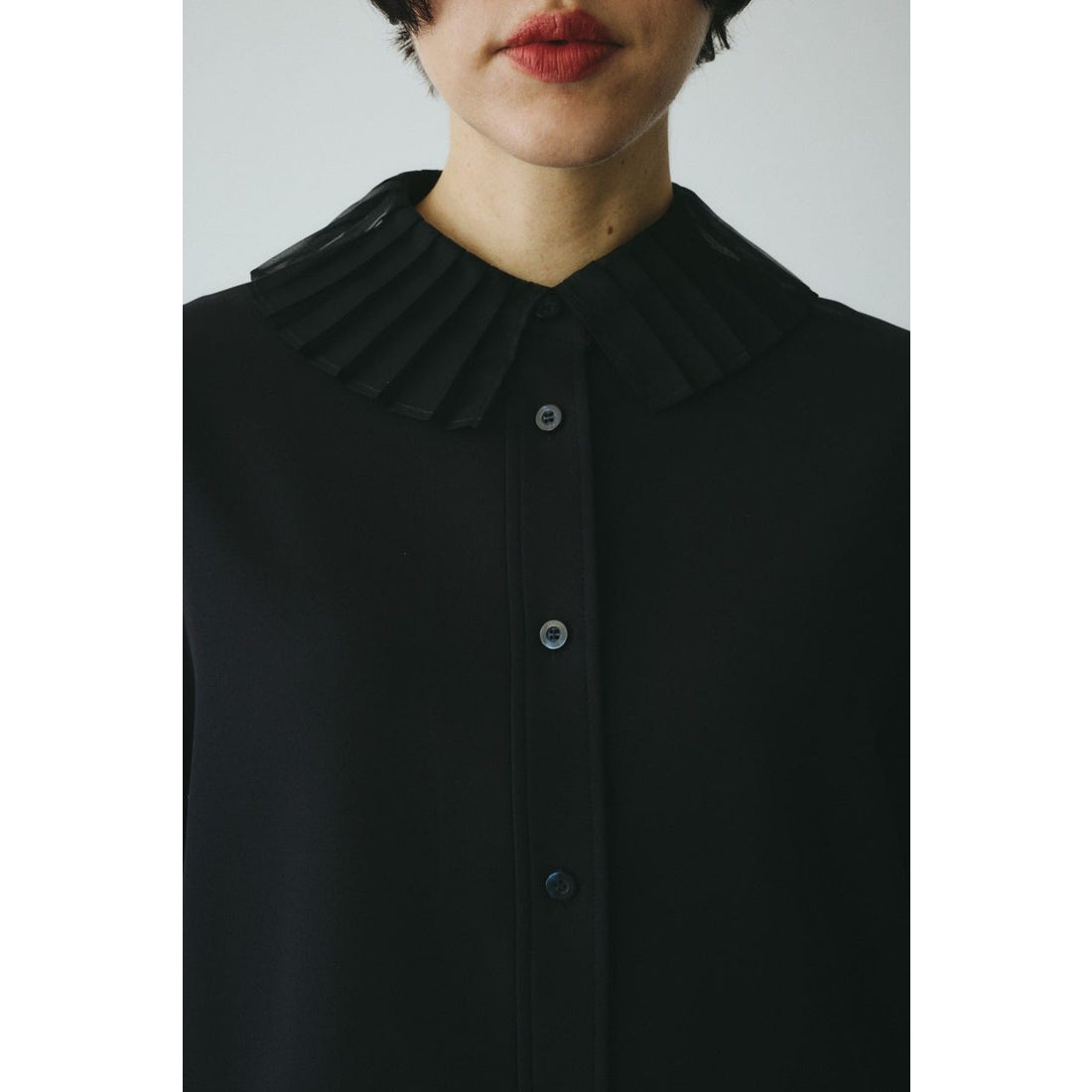 ヘリンドットサイ HeRIN.CYE CLO Pleats collar blouse （BLK） - ファッション通販 MAGASEEK ...