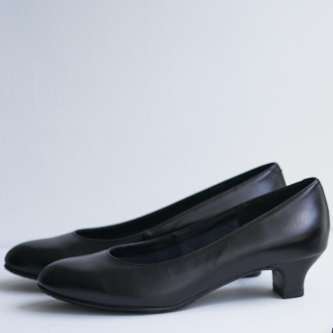 卑弥呼の冠婚、お祝い向き、スエ—ド黒靴　靴底　幅広サイズ　24.5センチ