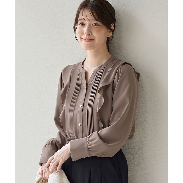 【褒められ】フリルピンタックブラウス 【WEB限定】トップス ブラウス 長袖 大きいサイズ オフィス きれいめ バンドカラー レディース （モカ）