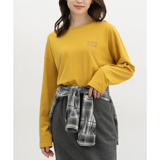 ロゴプリントゆるTシャツ トップス Tシャツ ロンT 長袖Tシャツ カットソー 長袖 ロゴ クルーネック 綿 ゆったり スリット レディース （イエロー）