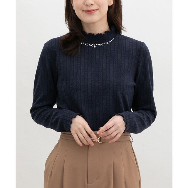 ビジュー付ハイネックトップス トップス カットソー 長袖 オフィス きれいめ ハイネック ビジュー付き ストレッチ ジャカード編み レディース （ネイビー）
