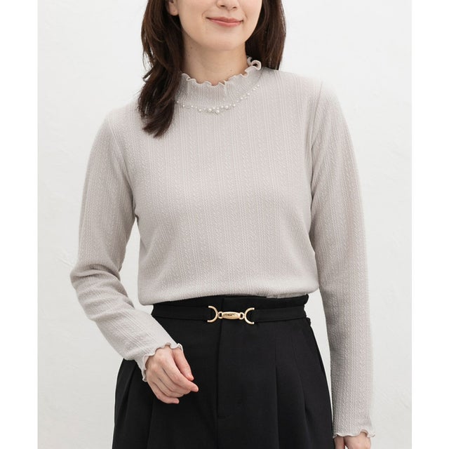ビジュー付ハイネックトップス トップス カットソー 長袖 オフィス きれいめ ハイネック ビジュー付き ストレッチ ジャカード編み レディース （グレージュ）