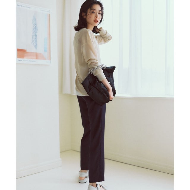 【MAG×スタイリストコラボ】シャイニーシアーニット×サテンストレートパンツ （ベージュニット×ネイビーパンツ）