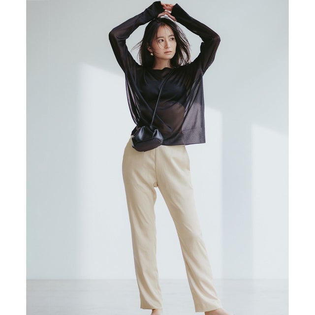 【MAG×スタイリストコラボ】シャイニーシアーニット×サテンストレートパンツ （ブラックニット×ベージュパンツ）