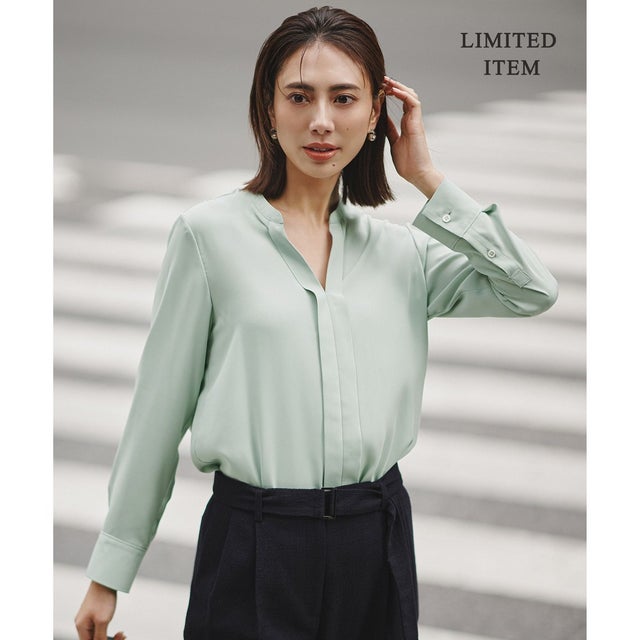 【新色追加・WEB限定】BackSatinAmunzen キーネックブラウス （スモークグリーン）