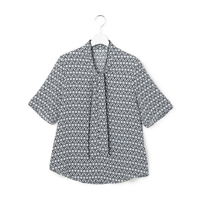 BackSatinAmunzen 5分袖配色ボウタイブラウス （サックスブルー×モチーフドット柄）｜詳細画像