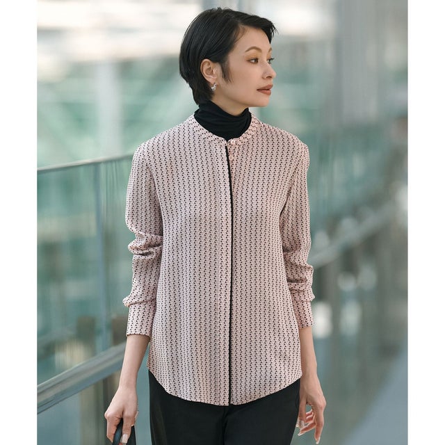 【WEB&一部店舗限定カラーあり】BackSatinAmunzen バンドカラーブラウス （ピンクベース×マイクロジオメトリック柄）