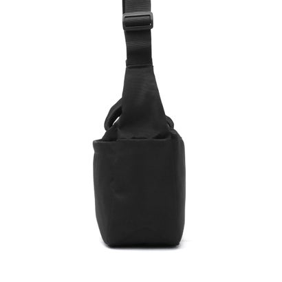 インケース Incase 日本正規品 ショルダーバッグ メンズ レディース ブランド 軽量 軽い 撥水 PC収納 斜めがけ 肩掛け 手持ち 横型ショルダー 通勤 ロゴ おしゃれ Grid Shoulder Bag 15L （ブラック）｜詳細画像