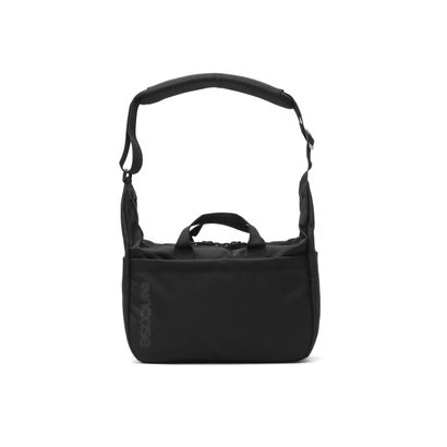 インケース Incase 日本正規品 ショルダーバッグ メンズ レディース ブランド 軽量 軽い 撥水 PC収納 斜めがけ 肩掛け 手持ち 横型ショルダー 通勤 ロゴ おしゃれ Grid Shoulder Bag 15L （ブラック）｜詳細画像