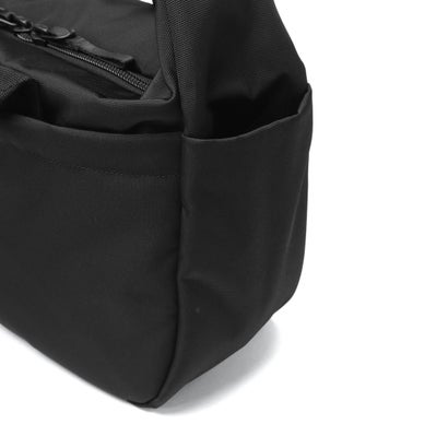 インケース Incase 日本正規品 ショルダーバッグ メンズ レディース ブランド 軽量 軽い 撥水 PC収納 斜めがけ 肩掛け 手持ち 横型ショルダー 通勤 ロゴ おしゃれ Grid Shoulder Bag 15L （ブラック）｜詳細画像