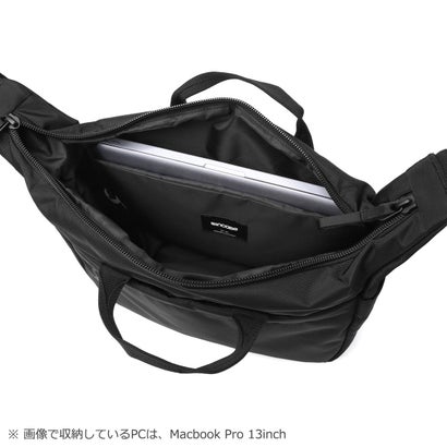 インケース Incase 日本正規品 ショルダーバッグ メンズ レディース ブランド 軽量 軽い 撥水 PC収納 斜めがけ 肩掛け 手持ち 横型ショルダー 通勤 ロゴ おしゃれ Grid Shoulder Bag 15L （ブラック）｜詳細画像