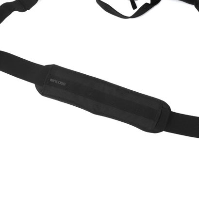 インケース Incase 日本正規品 ショルダーバッグ メンズ レディース ブランド 軽量 軽い 撥水 PC収納 斜めがけ 肩掛け 手持ち 横型ショルダー 通勤 ロゴ おしゃれ Grid Shoulder Bag 15L （ブラック）｜詳細画像