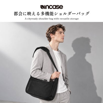 インケース Incase 日本正規品 ショルダーバッグ メンズ レディース ブランド 軽量 軽い 撥水 PC収納 斜めがけ 肩掛け 手持ち 横型ショルダー 通勤 ロゴ おしゃれ Grid Shoulder Bag 15L （ブラック）｜詳細画像