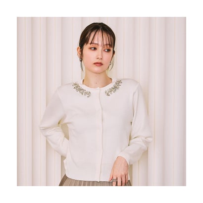 オーディア ミューズ Audie a Muses 襟ぐりビジュー付きニットカーディガン （オフ）｜詳細画像