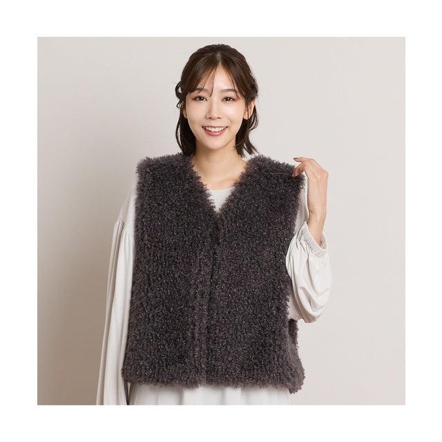 【一部店舗・EC限定】ノーカラー・フェイクファーショートジレ （グレー）