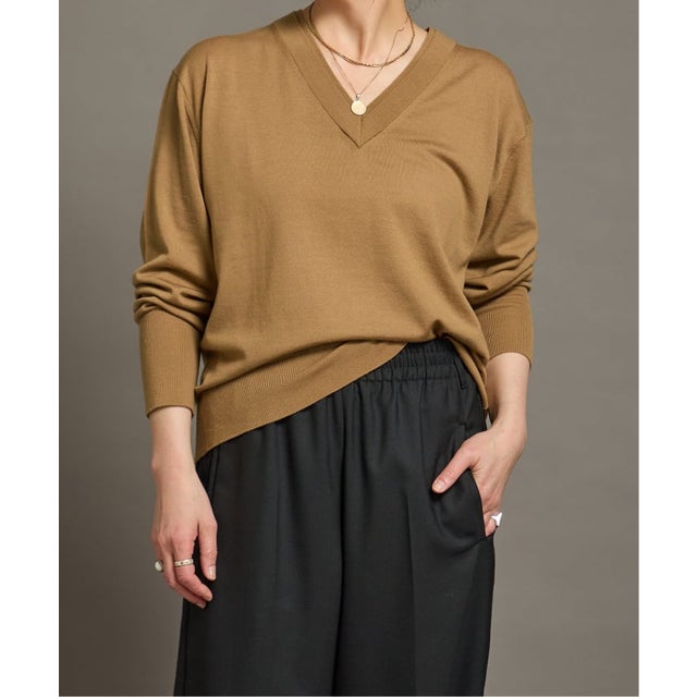 L'ESSENTIAL BIAGIOLI 18G Vネックプルオーバー （キャメル）