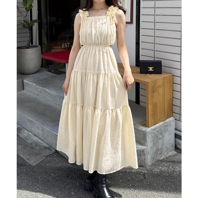 ギャザーショルダーサイドカットティアードワンピース （クリーム）