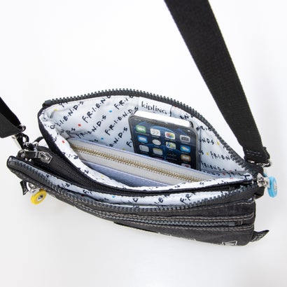 KIPLING X FRIENDS RIRI ZIP クロスボディバッグ （Skyline Black）｜詳細画像