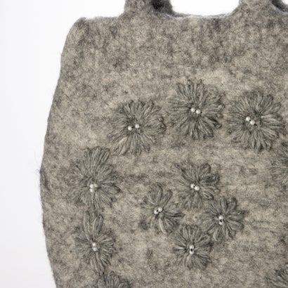 シンプルフラワー刺繍卵型フェルトバッグ （チャコール）｜詳細画像